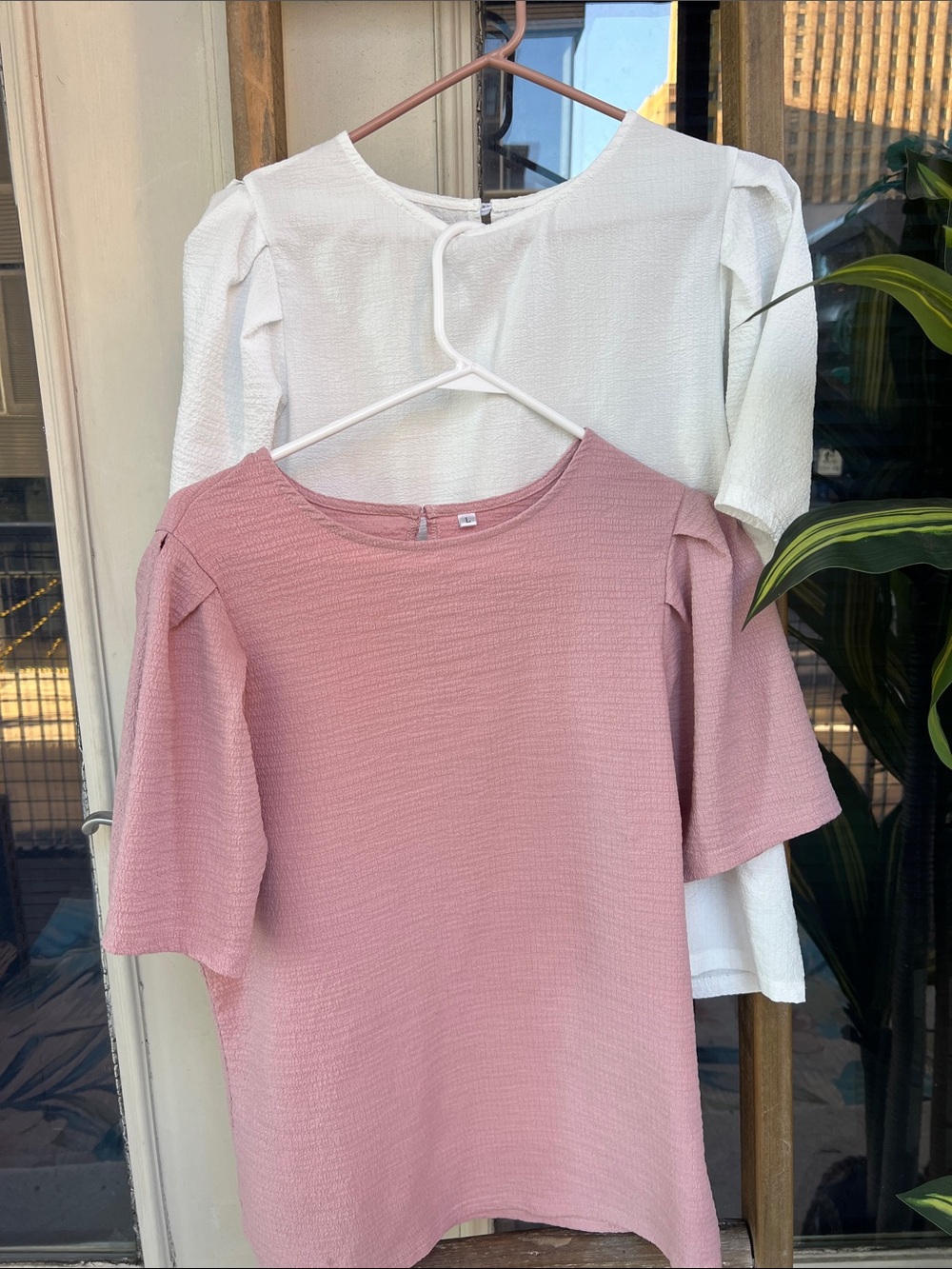 Short-Sleeve Textured Tunic Top in Dusty Pink